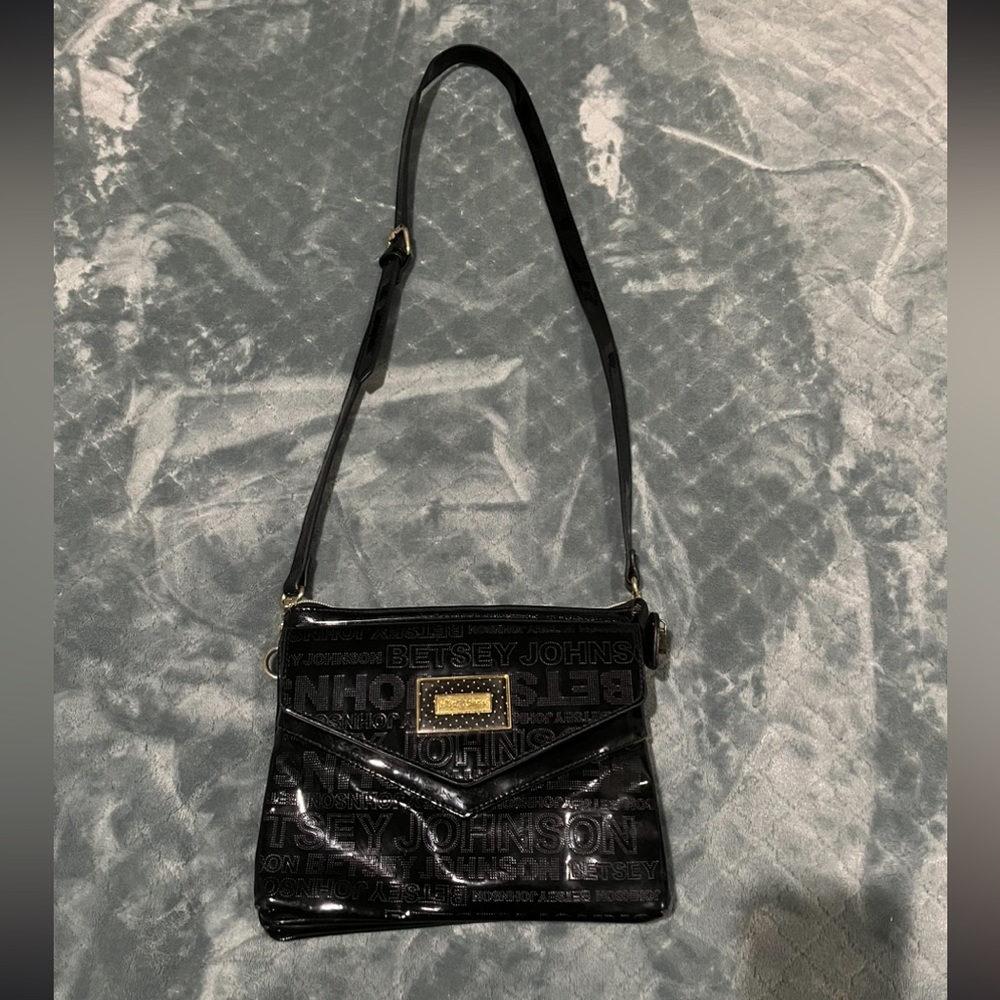 Betsey Johnson Black Patent Embossed Crossbody Bag Heart Zipper‎ Floral Lining